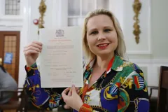 Teacher Gra con su certificado Cambridge CELTA