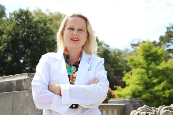 Teacher Gra al aire libre con una bata blanca